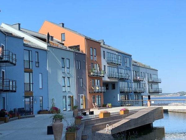 Quels sont les atouts et les contraintes de l'immobilier en bord de mer dans le Var ?
